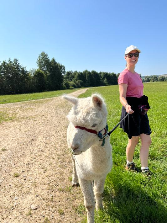 Urlauberin führt Alpaka